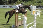 Sacensības jāšanas sportā šķēršļu pārvarēšanā pulcē kuplu dalībnieku skaitu