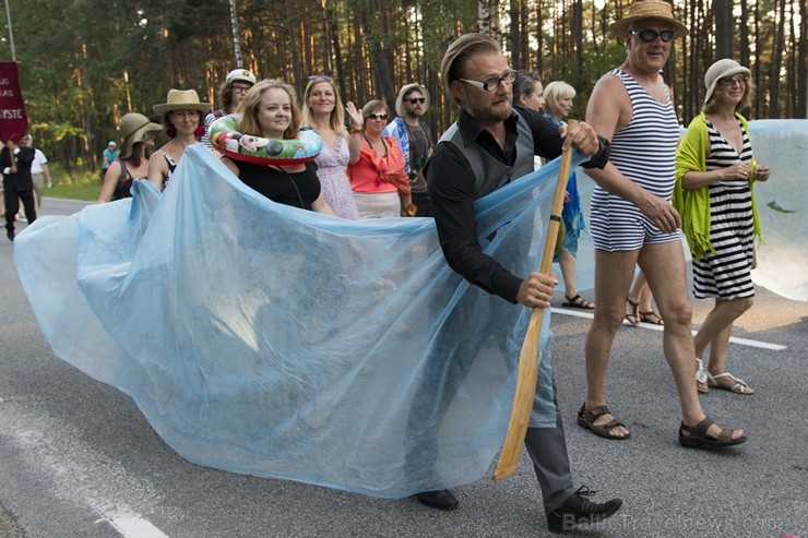 Svētku gājiens „No jūriņas izpeldēja…” no Saules laukuma uz Saulkrastu estrādi pulcē kuplu dalībnieku skaitu Svētku gājiens „No jūriņas izpeldēja…” no Saules laukuma uz Saulkrastu estrādi pulcē kuplu dalībnieku skaitu 178317