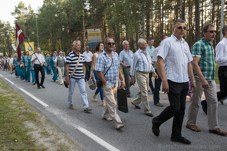 Saulkrastu svētku gājiens «No jūriņas izpeldēja…» pulcē kuplu dalībnieku skaitu 178323
