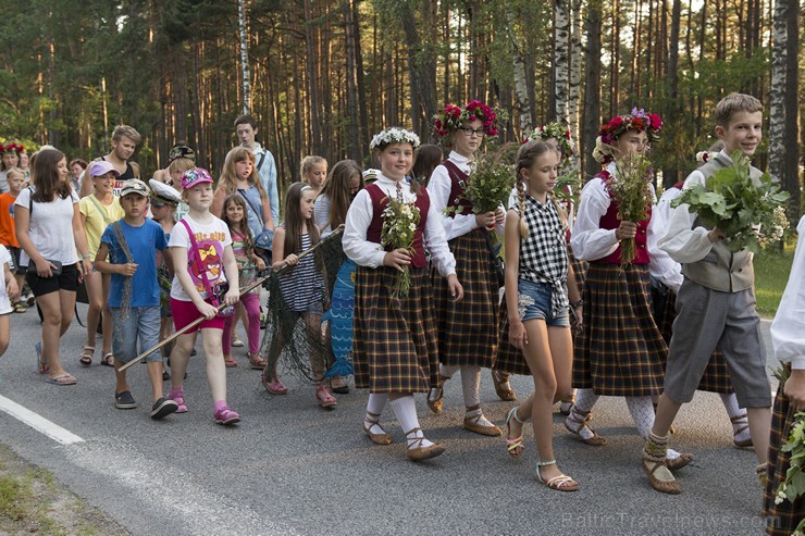 Saulkrastu svētku gājiens «No jūriņas izpeldēja…» pulcē kuplu dalībnieku skaitu 178328