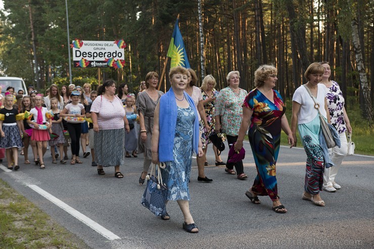 Saulkrastu svētku gājiens «No jūriņas izpeldēja…» pulcē kuplu dalībnieku skaitu 178330