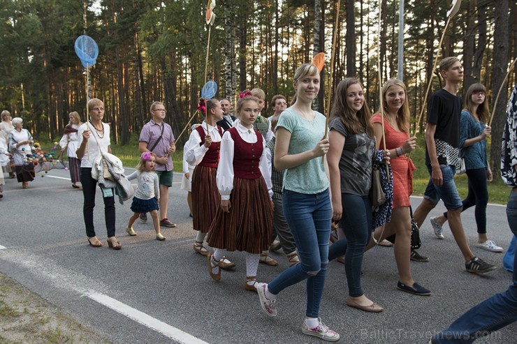 Saulkrastu svētku gājiens «No jūriņas izpeldēja…» pulcē kuplu dalībnieku skaitu 178347
