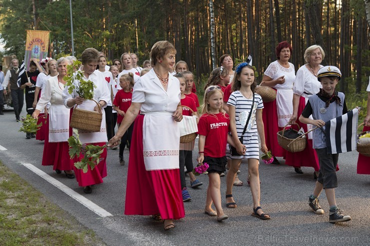 Saulkrastu svētku gājiens «No jūriņas izpeldēja…» pulcē kuplu dalībnieku skaitu 178351