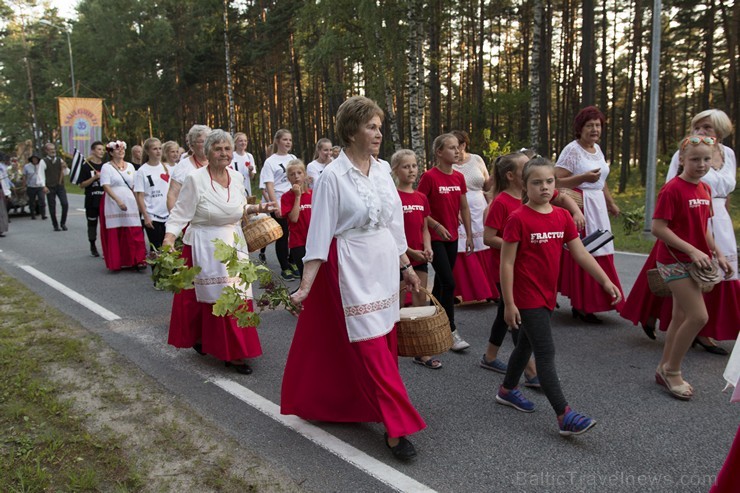 Saulkrastu svētku gājiens «No jūriņas izpeldēja…» pulcē kuplu dalībnieku skaitu 178352