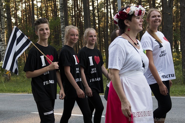 Saulkrastu svētku gājiens «No jūriņas izpeldēja…» pulcē kuplu dalībnieku skaitu 178354