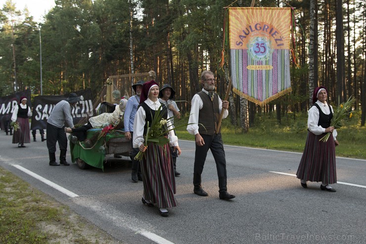 Saulkrastu svētku gājiens «No jūriņas izpeldēja…» pulcē kuplu dalībnieku skaitu 178355