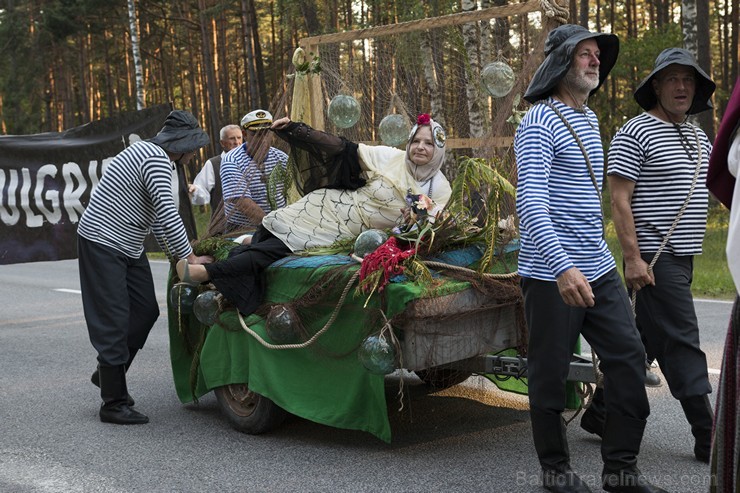 Saulkrastu svētku gājiens «No jūriņas izpeldēja…» pulcē kuplu dalībnieku skaitu 178356