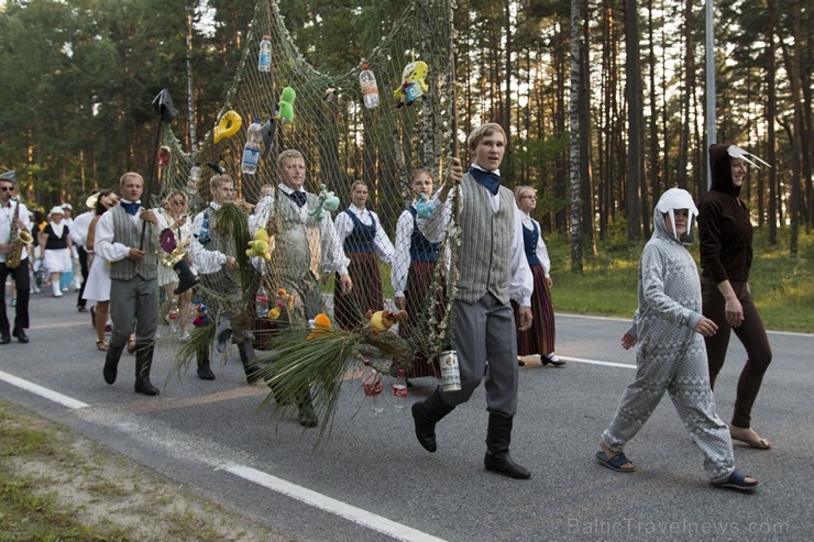 Saulkrastu svētku gājiens «No jūriņas izpeldēja…» pulcē kuplu dalībnieku skaitu 178363