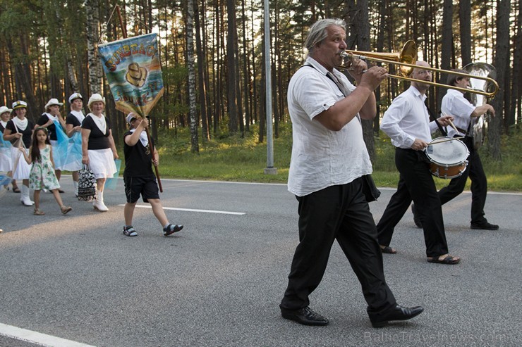 Saulkrastu svētku gājiens «No jūriņas izpeldēja…» pulcē kuplu dalībnieku skaitu 178367