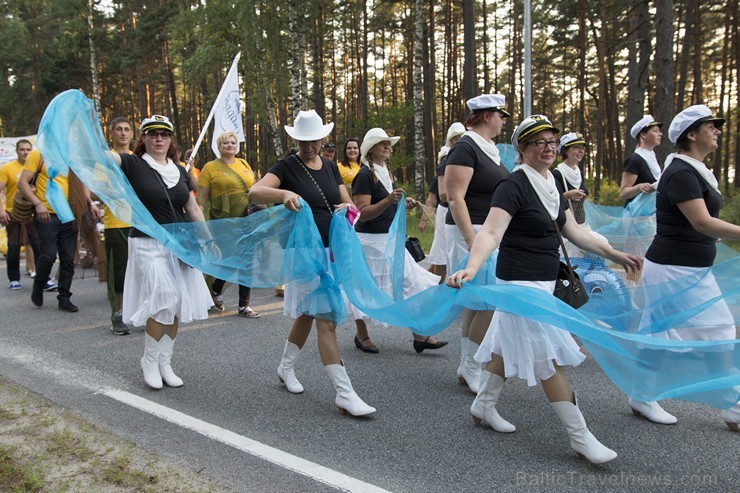Saulkrastu svētku gājiens «No jūriņas izpeldēja…» pulcē kuplu dalībnieku skaitu 178369