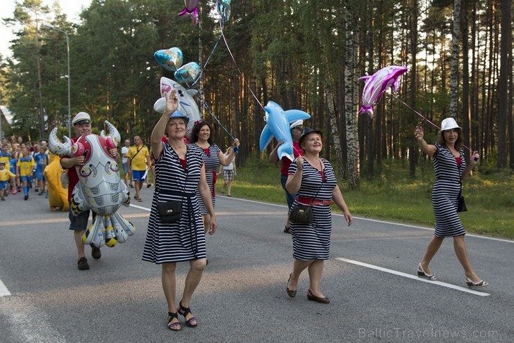 Saulkrastu svētku gājiens «No jūriņas izpeldēja…» pulcē kuplu dalībnieku skaitu 178376