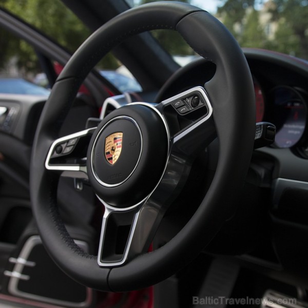 Jaunā Vecrīgas 5 zvaigžņu viesnīcas restorāna «Equus» viesi 8.07.2016 iepazīst jaudīgo Porsche Cayenne GTS. Foto: Ingus Evertovskis Jaunā Vecrīgas 5 zvaigžņu viesnīcas restorāna «Equus» viesi 8.07.2016 iepazīst jaudīgo Porsche Cayenne GTS. Foto: Ingus Evertovskis 179055