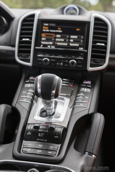 Jaunā Vecrīgas 5 zvaigžņu viesnīcas restorāna «Equus» viesi 8.07.2016 iepazīst jaudīgo Porsche Cayenne GTS. Foto: Ingus Evertovskis Jaunā Vecrīgas 5 zvaigžņu viesnīcas restorāna «Equus» viesi 8.07.2016 iepazīst jaudīgo Porsche Cayenne GTS. Foto: Ingus Evertovskis 179056