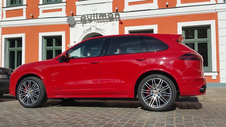 Jaunā Vecrīgas 5 zvaigžņu viesnīcas restorāna «Equus» viesi 8.07.2016 iepazīst jaudīgo Porsche Cayenne GTS Jaunā Vecrīgas 5 zvaigžņu viesnīcas restorāna «Equus» viesi 8.07.2016 iepazīst jaudīgo Porsche Cayenne GTS 179064