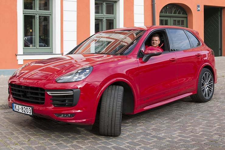 Jaunā Vecrīgas 5 zvaigžņu viesnīcas restorāna «Equus» viesi 8.07.2016 iepazīst jaudīgo Porsche Cayenne GTS. Foto: Ingus Evertovskis Jaunā Vecrīgas 5 zvaigžņu viesnīcas restorāna «Equus» viesi 8.07.2016 iepazīst jaudīgo Porsche Cayenne GTS. Foto: Ingus Evertovskis 179068