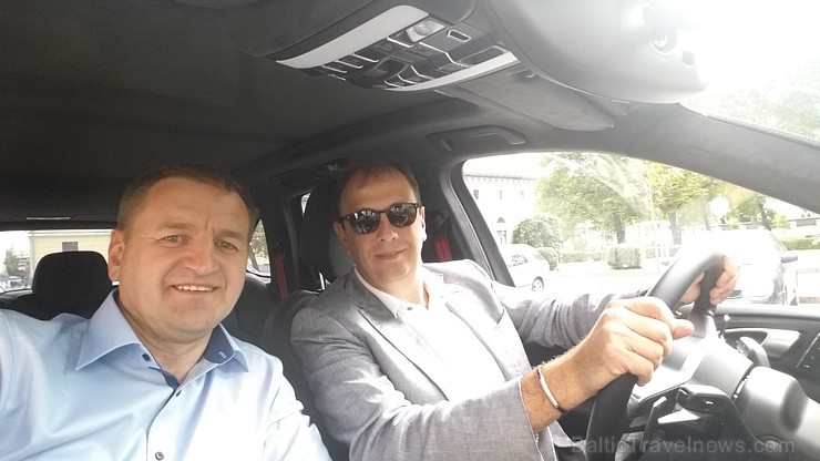 Jaunā Vecrīgas 5 zvaigžņu viesnīcas restorāna «Equus» viesi 8.07.2016 iepazīst jaudīgo Porsche Cayenne GTS Jaunā Vecrīgas 5 zvaigžņu viesnīcas restorāna «Equus» viesi 8.07.2016 iepazīst jaudīgo Porsche Cayenne GTS 179074