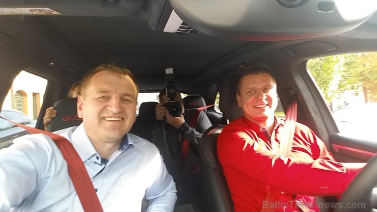 Jaunā Vecrīgas 5 zvaigžņu viesnīcas restorāna «Equus» viesi 8.07.2016 iepazīst jaudīgo Porsche Cayenne GTS Jaunā Vecrīgas 5 zvaigžņu viesnīcas restorāna «Equus» viesi 8.07.2016 iepazīst jaudīgo Porsche Cayenne GTS 179076