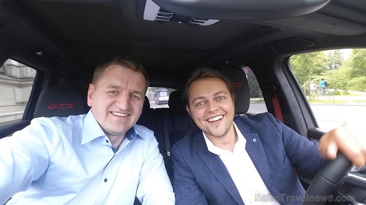 Jaunā Vecrīgas 5 zvaigžņu viesnīcas restorāna «Equus» viesi 8.07.2016 iepazīst jaudīgo Porsche Cayenne GTS Jaunā Vecrīgas 5 zvaigžņu viesnīcas restorāna «Equus» viesi 8.07.2016 iepazīst jaudīgo Porsche Cayenne GTS 179077