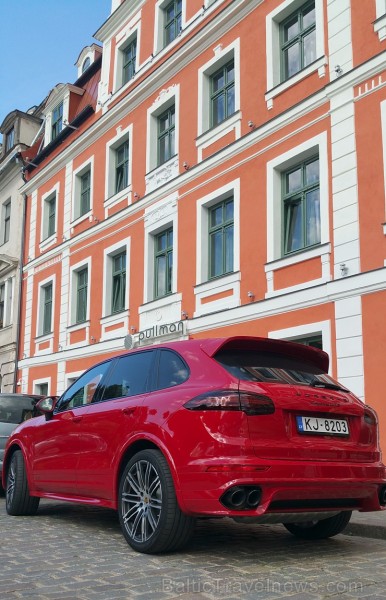Jaunā Vecrīgas 5 zvaigžņu viesnīcas restorāna «Equus» viesi 8.07.2016 iepazīst jaudīgo Porsche Cayenne GTS Jaunā Vecrīgas 5 zvaigžņu viesnīcas restorāna «Equus» viesi 8.07.2016 iepazīst jaudīgo Porsche Cayenne GTS 179078