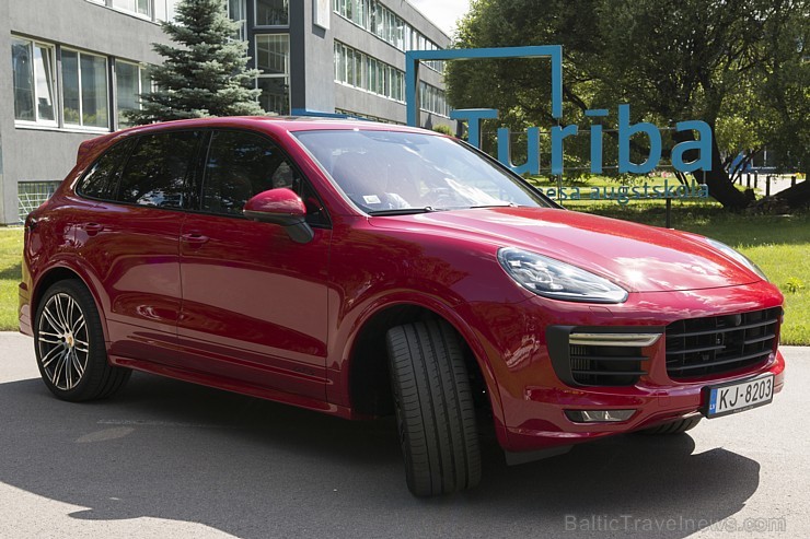 Travelnews.lv redakcija izbrauc Rīgas ielās ar jauno un jaudīgo Porsche Cayenne GTS. Foto: Ingus Evertovskis Travelnews.lv redakcija izbrauc Rīgas ielās ar jauno un jaudīgo Porsche Cayenne GTS. Foto: Ingus Evertovskis 179079