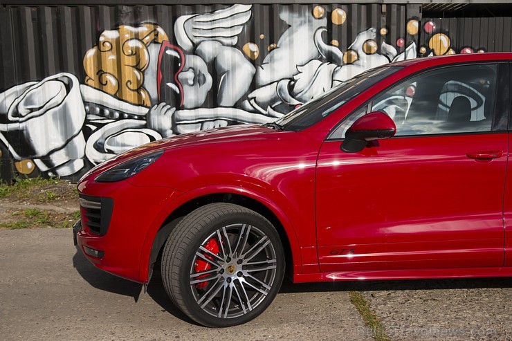 Travelnews.lv redakcija izbrauc Rīgas ielās ar jauno un jaudīgo Porsche Cayenne GTS. Foto: Ingus Evertovskis Travelnews.lv redakcija izbrauc Rīgas ielās ar jauno un jaudīgo Porsche Cayenne GTS. Foto: Ingus Evertovskis 179085