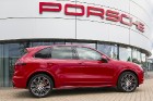 Jaunā Vecrīgas restorāna «Equus» viesi iepazīst jaudīgo Porsche Cayenne GTS