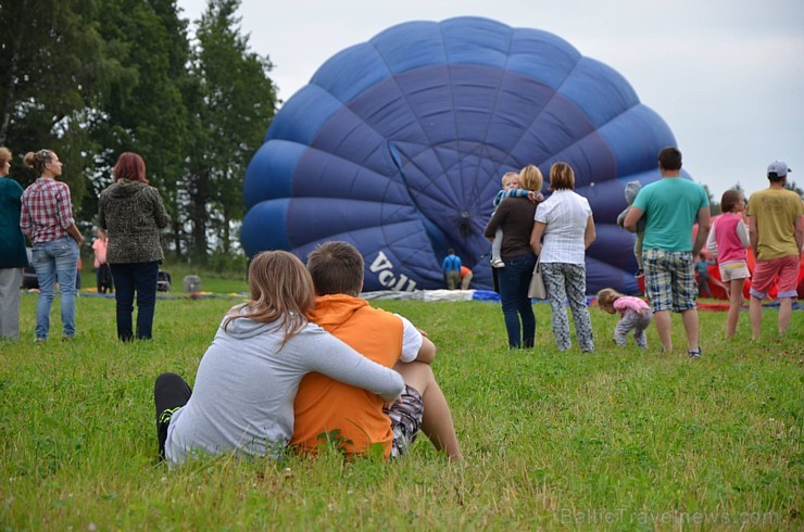 Skatītājiem festivālā bija iespēja priecāties par teju divdesmit balonu lidojumu, no kurām septiņas gaisa balonu ekipāžas bija no Lietuvas Skatītājiem festivālā bija iespēja priecāties par teju divdesmit balonu lidojumu, no kurām septiņas gaisa balonu ekipāžas bija no Lietuvas 180324