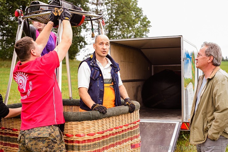 Skatītājiem festivālā bija iespēja priecāties par teju divdesmit balonu lidojumu, no kurām septiņas gaisa balonu ekipāžas bija no Lietuvas Skatītājiem festivālā bija iespēja priecāties par teju divdesmit balonu lidojumu, no kurām septiņas gaisa balonu ekipāžas bija no Lietuvas 180334