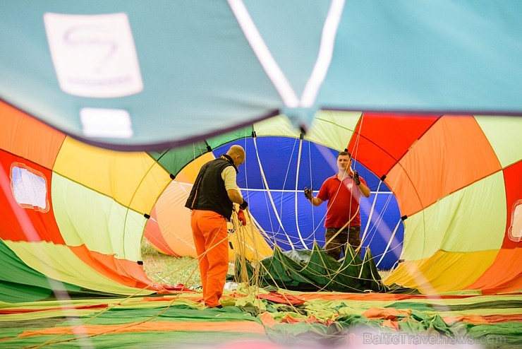 Skatītājiem festivālā bija iespēja priecāties par teju divdesmit balonu lidojumu, no kurām septiņas gaisa balonu ekipāžas bija no Lietuvas Skatītājiem festivālā bija iespēja priecāties par teju divdesmit balonu lidojumu, no kurām septiņas gaisa balonu ekipāžas bija no Lietuvas 180335