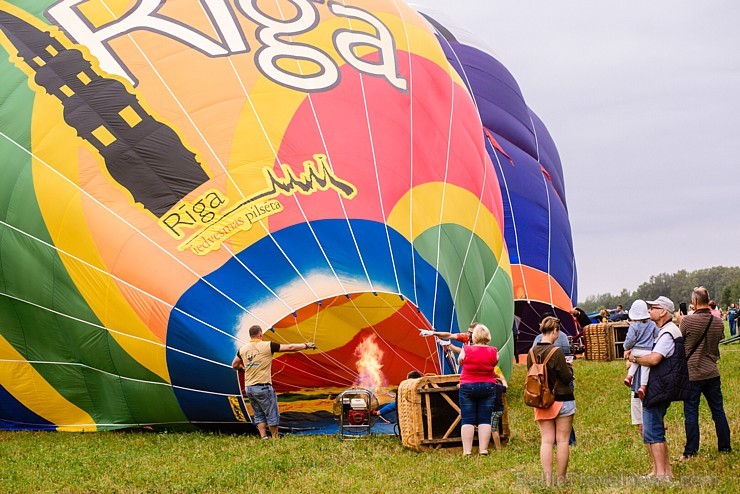 Skatītājiem festivālā bija iespēja priecāties par teju divdesmit balonu lidojumu, no kurām septiņas gaisa balonu ekipāžas bija no Lietuvas Skatītājiem festivālā bija iespēja priecāties par teju divdesmit balonu lidojumu, no kurām septiņas gaisa balonu ekipāžas bija no Lietuvas 180336