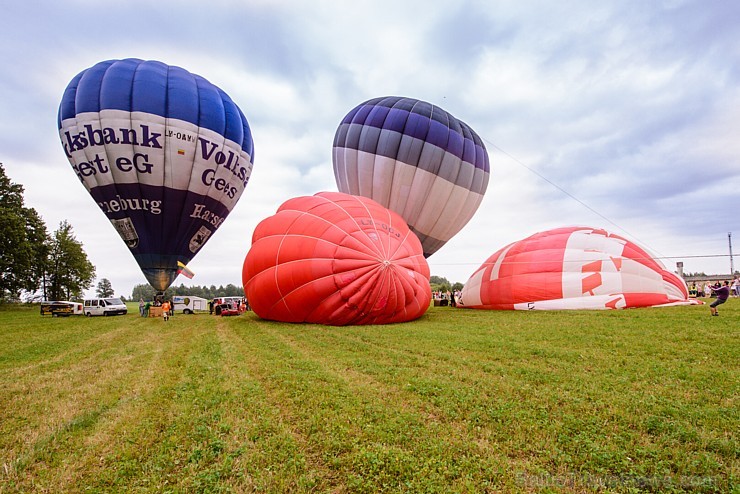 Skatītājiem festivālā bija iespēja priecāties par teju divdesmit balonu lidojumu, no kurām septiņas gaisa balonu ekipāžas bija no Lietuvas Skatītājiem festivālā bija iespēja priecāties par teju divdesmit balonu lidojumu, no kurām septiņas gaisa balonu ekipāžas bija no Lietuvas 180338