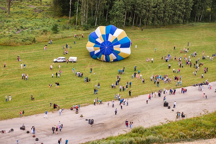 Skatītājiem festivālā bija iespēja priecāties par teju divdesmit balonu lidojumu, no kurām septiņas gaisa balonu ekipāžas bija no Lietuvas Skatītājiem festivālā bija iespēja priecāties par teju divdesmit balonu lidojumu, no kurām septiņas gaisa balonu ekipāžas bija no Lietuvas 180339