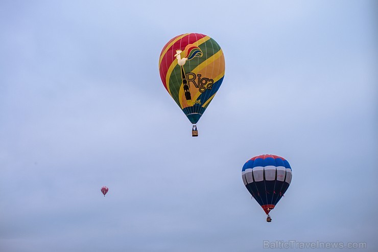 Skatītājiem festivālā bija iespēja priecāties par teju divdesmit balonu lidojumu, no kurām septiņas gaisa balonu ekipāžas bija no Lietuvas Skatītājiem festivālā bija iespēja priecāties par teju divdesmit balonu lidojumu, no kurām septiņas gaisa balonu ekipāžas bija no Lietuvas 180340