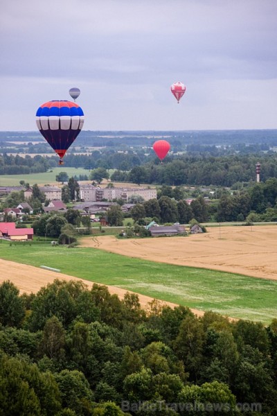 Skatītājiem festivālā bija iespēja priecāties par teju divdesmit balonu lidojumu, no kurām septiņas gaisa balonu ekipāžas bija no Lietuvas Skatītājiem festivālā bija iespēja priecāties par teju divdesmit balonu lidojumu, no kurām septiņas gaisa balonu ekipāžas bija no Lietuvas 180341