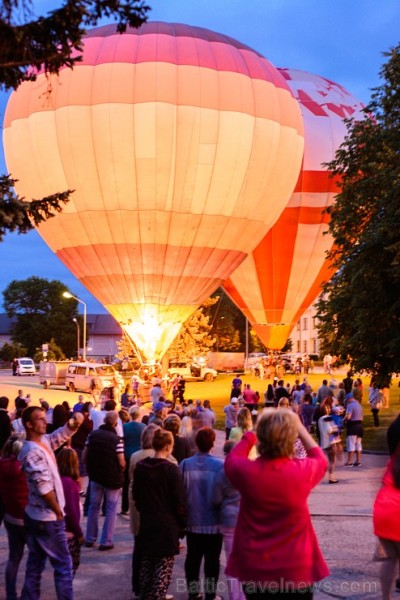 Skatītājiem festivālā bija iespēja priecāties par teju divdesmit balonu lidojumu, no kurām septiņas gaisa balonu ekipāžas bija no Lietuvas Skatītājiem festivālā bija iespēja priecāties par teju divdesmit balonu lidojumu, no kurām septiņas gaisa balonu ekipāžas bija no Lietuvas 180343
