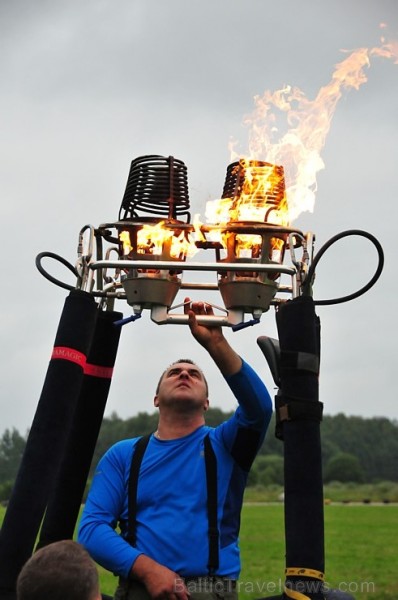 Skatītājiem festivālā bija iespēja priecāties par teju divdesmit balonu lidojumu, no kurām septiņas gaisa balonu ekipāžas bija no Lietuvas Skatītājiem festivālā bija iespēja priecāties par teju divdesmit balonu lidojumu, no kurām septiņas gaisa balonu ekipāžas bija no Lietuvas 180344