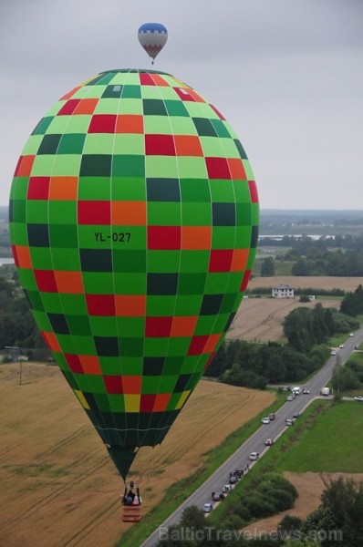 Skatītājiem festivālā bija iespēja priecāties par teju divdesmit balonu lidojumu, no kurām septiņas gaisa balonu ekipāžas bija no Lietuvas Skatītājiem festivālā bija iespēja priecāties par teju divdesmit balonu lidojumu, no kurām septiņas gaisa balonu ekipāžas bija no Lietuvas 180346