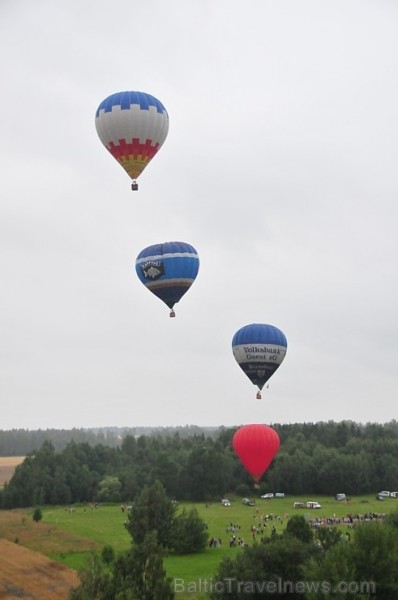 Skatītājiem festivālā bija iespēja priecāties par teju divdesmit balonu lidojumu, no kurām septiņas gaisa balonu ekipāžas bija no Lietuvas Skatītājiem festivālā bija iespēja priecāties par teju divdesmit balonu lidojumu, no kurām septiņas gaisa balonu ekipāžas bija no Lietuvas 180347