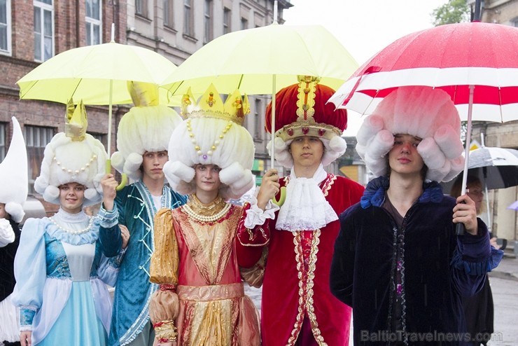 Limbažu svētku gājiena dalībnieki pārsteidz ar radošumu 181044