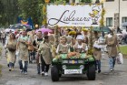 Limbažu svētku gājiena dalībnieki pārsteidz ar radošumu