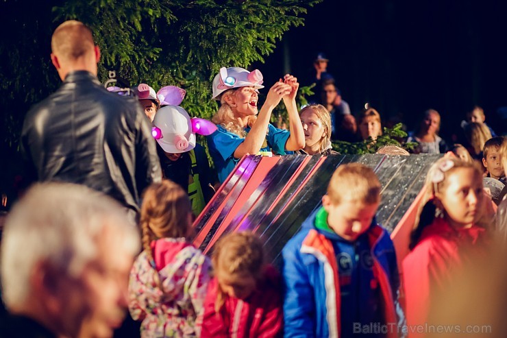 Dzintaru mežaparkā pulcējās ģimenes ar maziem un lieliem bērniem, kur dalībniekus priecēja dažādi tēli no iemīļotām pasakām un stāstiem Latvijas māks Dzintaru mežaparkā pulcējās ģimenes ar maziem un lieliem bērniem, kur dalībniekus priecēja dažādi tēli no iemīļotām pasakām un stāstiem Latvijas māks 181152