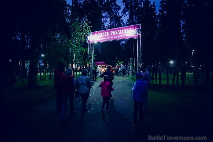 Dzintaru mežaparkā pulcējās ģimenes ar maziem un lieliem bērniem, kur dalībniekus priecēja dažādi tēli no iemīļotām pasakām un stāstiem Latvijas māks Dzintaru mežaparkā pulcējās ģimenes ar maziem un lieliem bērniem, kur dalībniekus priecēja dažādi tēli no iemīļotām pasakām un stāstiem Latvijas māks 181155