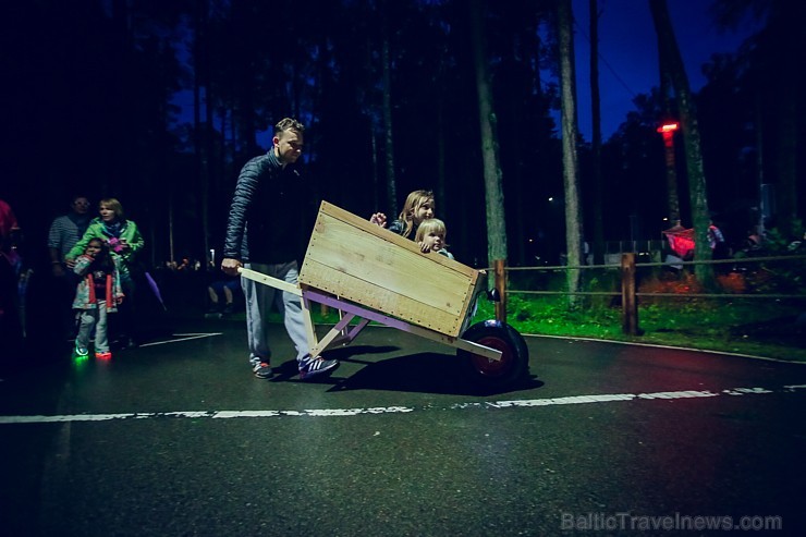 Dzintaru mežaparkā pulcējās ģimenes ar maziem un lieliem bērniem, kur dalībniekus priecēja dažādi tēli no iemīļotām pasakām un stāstiem Latvijas māks Dzintaru mežaparkā pulcējās ģimenes ar maziem un lieliem bērniem, kur dalībniekus priecēja dažādi tēli no iemīļotām pasakām un stāstiem Latvijas māks 181160