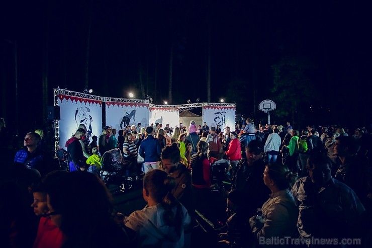 Dzintaru mežaparkā pulcējās ģimenes ar maziem un lieliem bērniem, kur dalībniekus priecēja dažādi tēli no iemīļotām pasakām un stāstiem Latvijas māks Dzintaru mežaparkā pulcējās ģimenes ar maziem un lieliem bērniem, kur dalībniekus priecēja dažādi tēli no iemīļotām pasakām un stāstiem Latvijas māks 181161