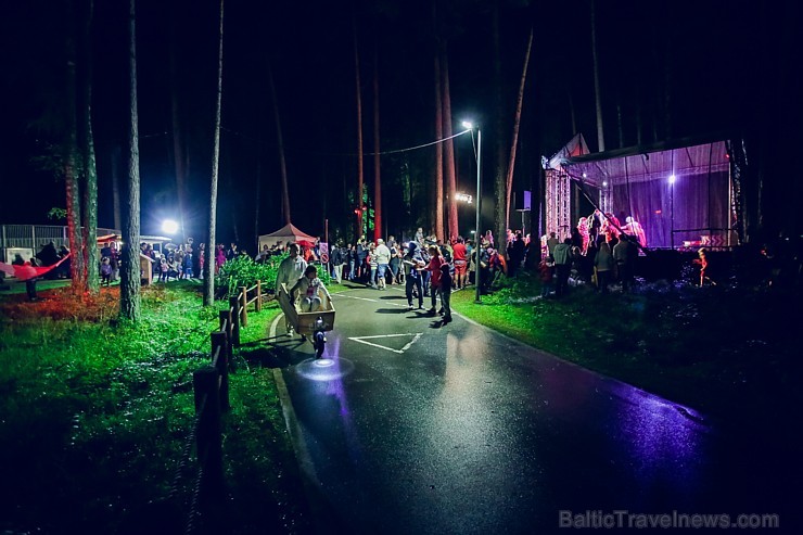 Dzintaru mežaparkā pulcējās ģimenes ar maziem un lieliem bērniem, kur dalībniekus priecēja dažādi tēli no iemīļotām pasakām un stāstiem Latvijas māks Dzintaru mežaparkā pulcējās ģimenes ar maziem un lieliem bērniem, kur dalībniekus priecēja dažādi tēli no iemīļotām pasakām un stāstiem Latvijas māks 181172