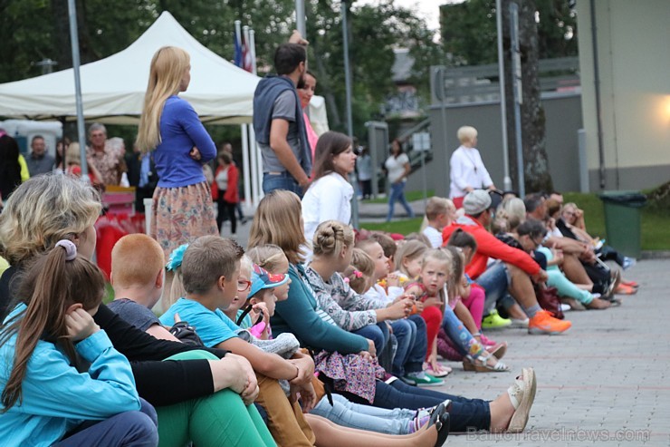 Ar skanīgām dziesmām, lustīgām dejām, prasmīgiem amatniekiem, sportiskām aktivitātēm un svētku salūtu augusta sākumā svinēja svētkus Alūksnē Ar skanīgām dziesmām, lustīgām dejām, prasmīgiem amatniekiem, sportiskām aktivitātēm un svētku salūtu augusta sākumā svinēja svētkus Alūksnē 181502