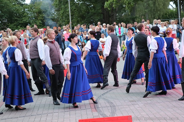 Ar skanīgām dziesmām, lustīgām dejām, prasmīgiem amatniekiem, sportiskām aktivitātēm un svētku salūtu augusta sākumā svinēja svētkus Alūksnē Ar skanīgām dziesmām, lustīgām dejām, prasmīgiem amatniekiem, sportiskām aktivitātēm un svētku salūtu augusta sākumā svinēja svētkus Alūksnē 181503