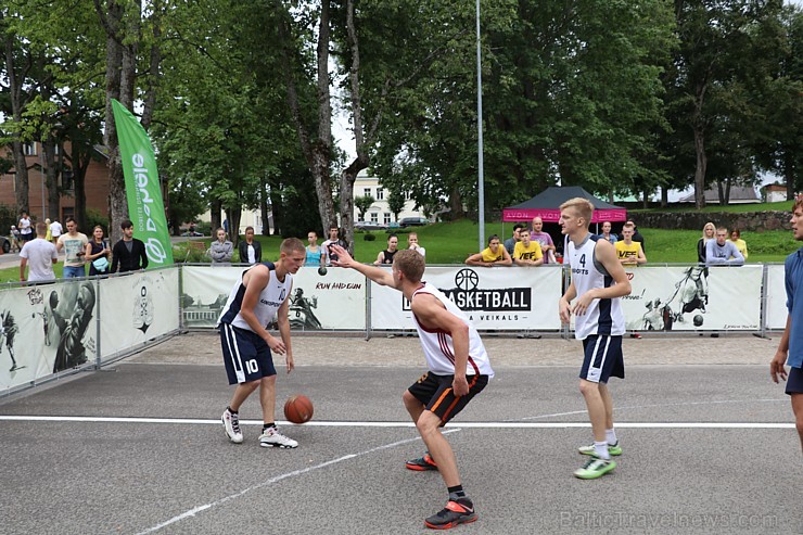 Ar skanīgām dziesmām, lustīgām dejām, prasmīgiem amatniekiem, sportiskām aktivitātēm un svētku salūtu augusta sākumā svinēja svētkus Alūksnē Ar skanīgām dziesmām, lustīgām dejām, prasmīgiem amatniekiem, sportiskām aktivitātēm un svētku salūtu augusta sākumā svinēja svētkus Alūksnē 181515