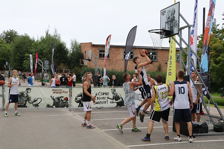 Ar skanīgām dziesmām, lustīgām dejām, prasmīgiem amatniekiem, sportiskām aktivitātēm un svētku salūtu augusta sākumā svinēja svētkus Alūksnē Ar skanīgām dziesmām, lustīgām dejām, prasmīgiem amatniekiem, sportiskām aktivitātēm un svētku salūtu augusta sākumā svinēja svētkus Alūksnē 181516