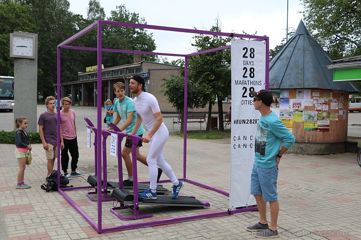 Ar skanīgām dziesmām, lustīgām dejām, prasmīgiem amatniekiem, sportiskām aktivitātēm un svētku salūtu augusta sākumā svinēja svētkus Alūksnē Ar skanīgām dziesmām, lustīgām dejām, prasmīgiem amatniekiem, sportiskām aktivitātēm un svētku salūtu augusta sākumā svinēja svētkus Alūksnē 181518